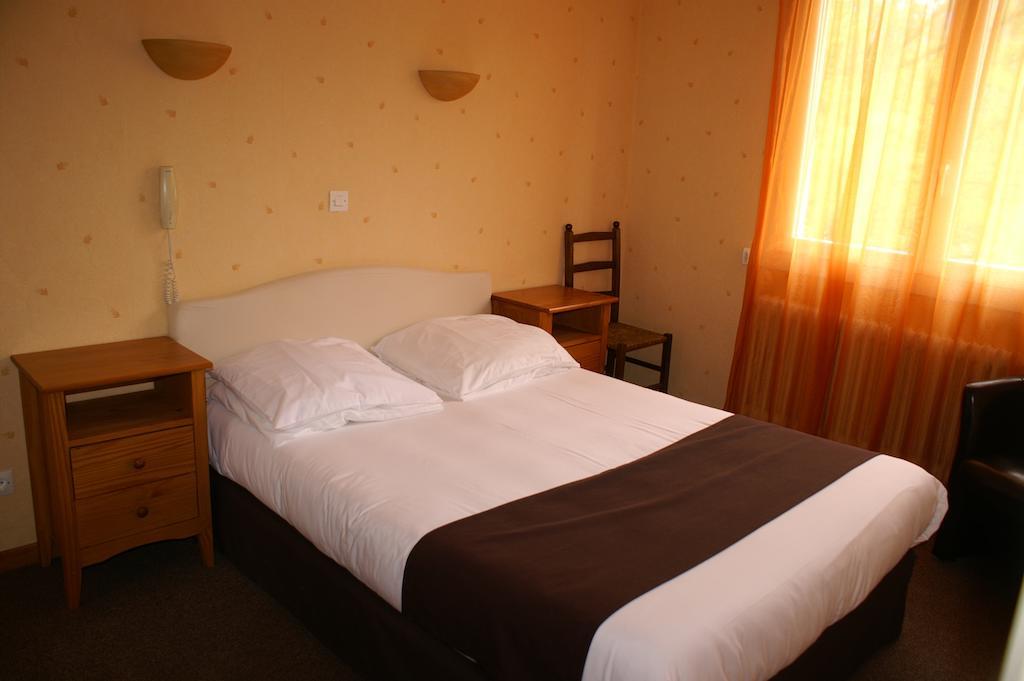 Hotel Celeste Bagneres-de-Luchon Room photo